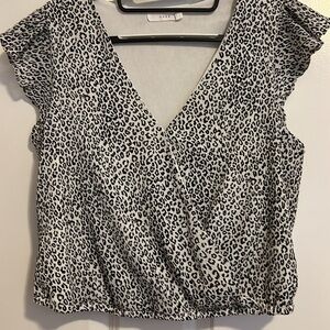 New LUSH Regan Pleated Cropped Surplice Blouse size medium, animal print